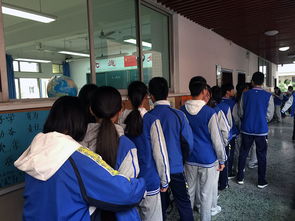 留学生机场安检排队场景