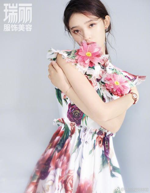 林允半透明纱裙造型引爆热搜，网友：身材太绝了！