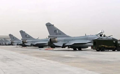 歼-10CE战机在机场停靠的画面