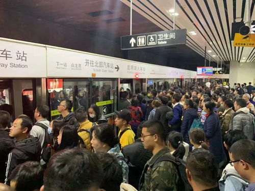 昆明地铁站台人潮拥挤