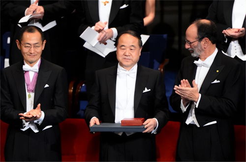 莫言获得诺贝尔文学奖时的照片