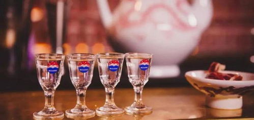 一瓶打开的白酒和几个空酒杯