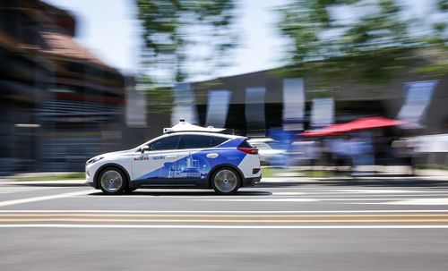 百度Apollo自动驾驶车辆在武汉街头运行