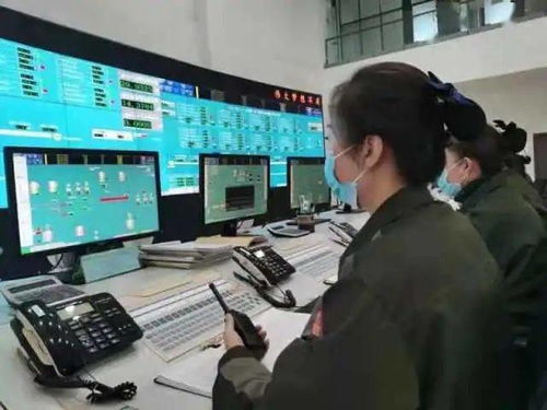 技术人员在监控中心
