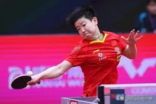 孙颖莎在训练场认真练习