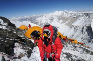 范江涛在珠峰高海拔区域救援现场