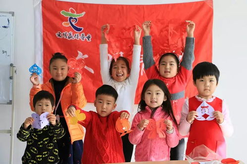 非遗手工艺人通过直播展示剪纸技艺