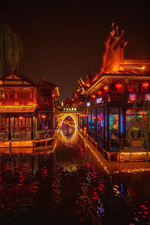 节日气氛浓厚的古镇夜景灯光装饰图