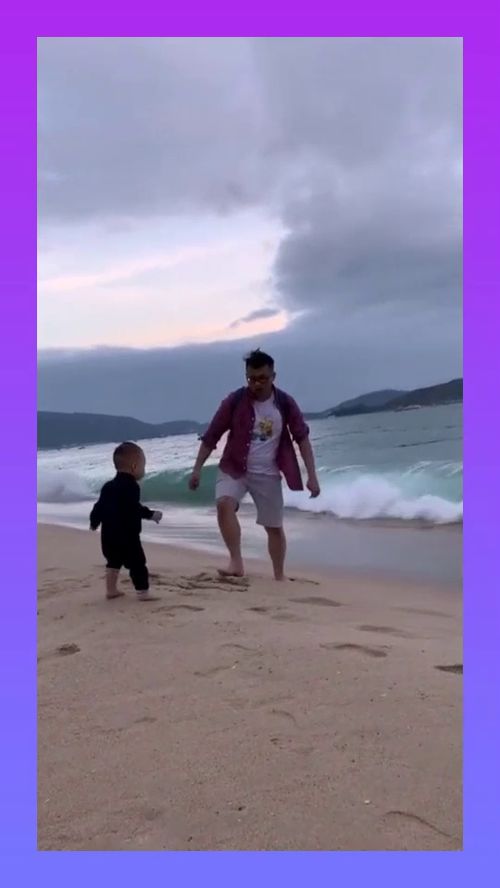 北方小孩第一次见到大海时的惊讶表情