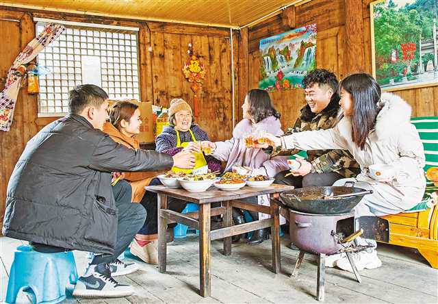 一家人围坐在雪地中吃年夜饭
