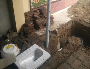 村民使用传统旱厕