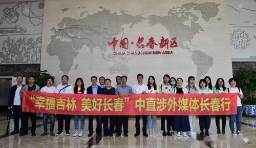 断眉在后台接受采访谈论新专辑计划