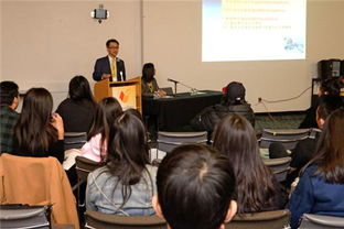 留学生与律师讨论案件