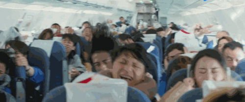 李昀锐跟随孟子义下楼梯动图