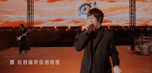 白举纲在舞台上激情演唱