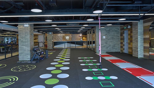 健身房内人群锻炼场景