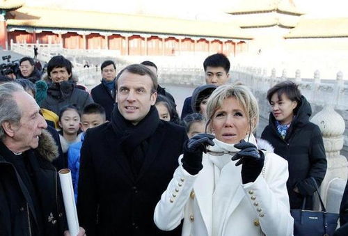 马克龙被妻子“打脸”后续曝光，唇语专家解读两人互动细节