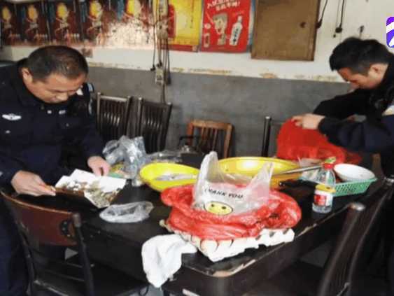 男子坐在面馆里吃面