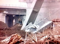 四川一铁路桥垮塌 货车被压在下面｜现场直击与背后真相