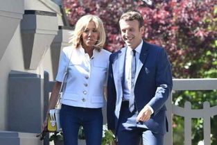 马克龙夫妇夜游河内手牵手画面