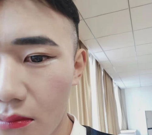 甘肃男老师为学生化妆