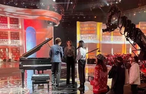 优雅归来，董卿再拿话筒回归舞台！粉丝泪目：还是那个熟悉的她