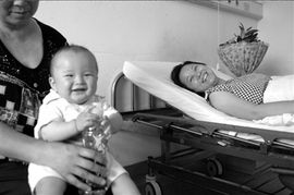 女婴手术6分钟无作为致瘫？微博热搜引爆医疗信任危机