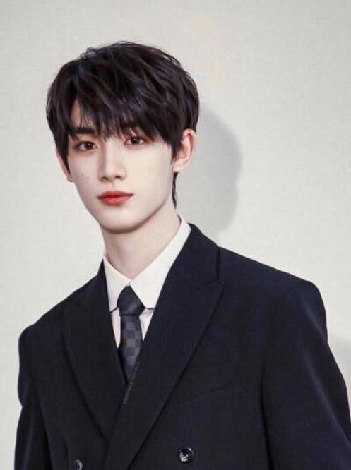 丁程鑫在录音棚中工作