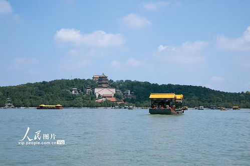 颐和园湖面游船与游客拍照