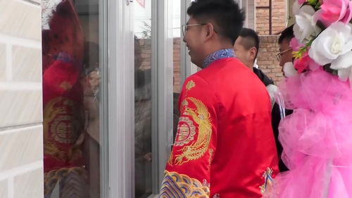 新娘回门与父母拥抱