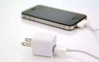 桌上摆放着手机充电器和数据线