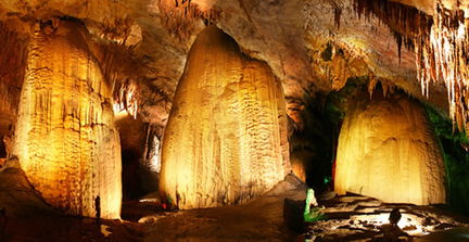 张家界溶洞内部垃圾细节图