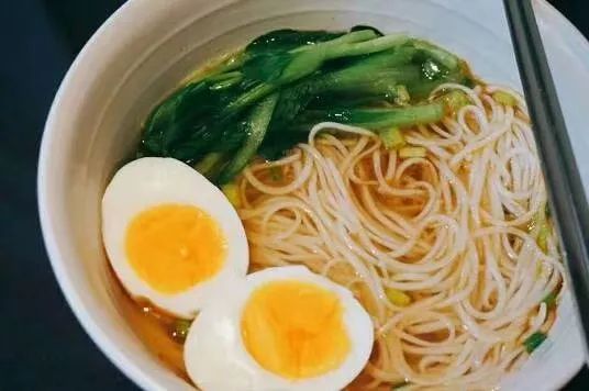 外卖盒中盛放着热腾腾的面条