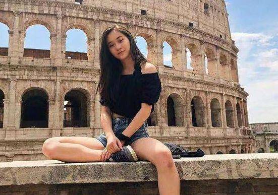 父女相拥在一起温馨画面