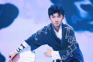 马嘉祺在练习室练歌