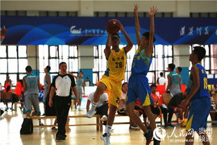 篮球运动员在场上激烈对抗