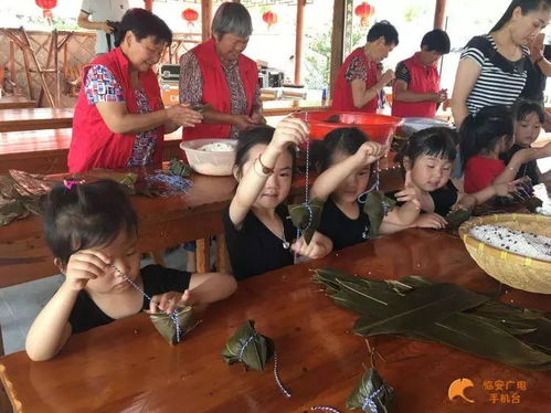 小朋友参与包粽子活动