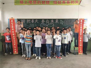 孩子们的作品被张贴在展示墙上