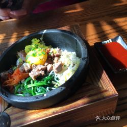 安倍吃石锅拌饭照片