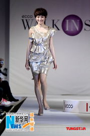 孙俪身穿红色钉珠礼服亮相