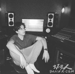 断眉查理·普斯在录音室工作