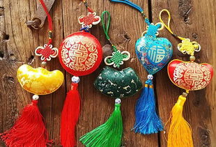 色彩鲜艳的手工香包特写