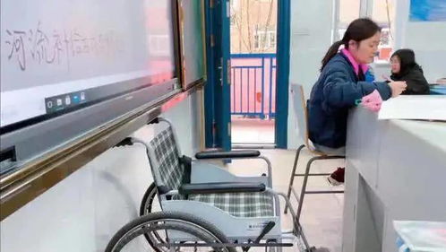 坐轮椅工作的女生