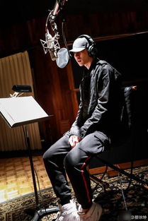 蔡徐坤录音室工作照