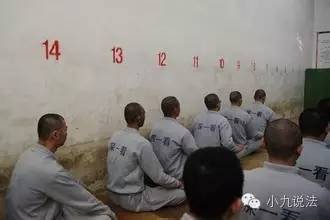 律师在看守所门口等待会见