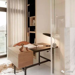 一张泛黄的信纸放在书桌上