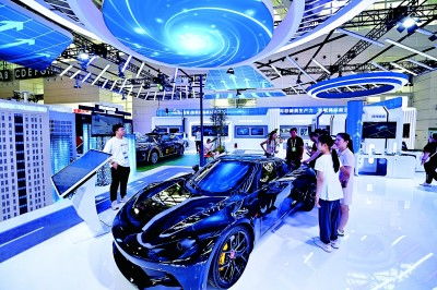 新能源汽车展会上观众围观新车