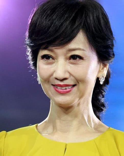 孙俪微笑面对镜头的自然状态