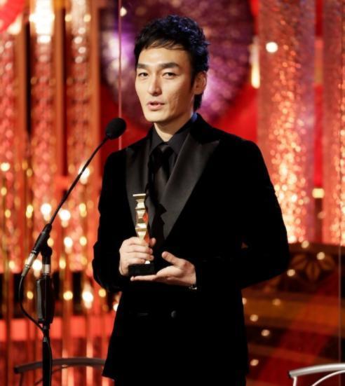 越过山丘的孤独与光：刘楚昕的二十年，写尽人间滚烫