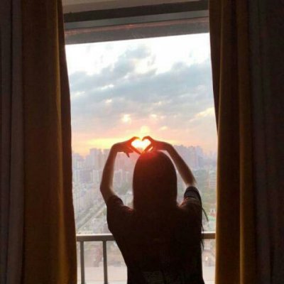 情侣吵架分手背影图